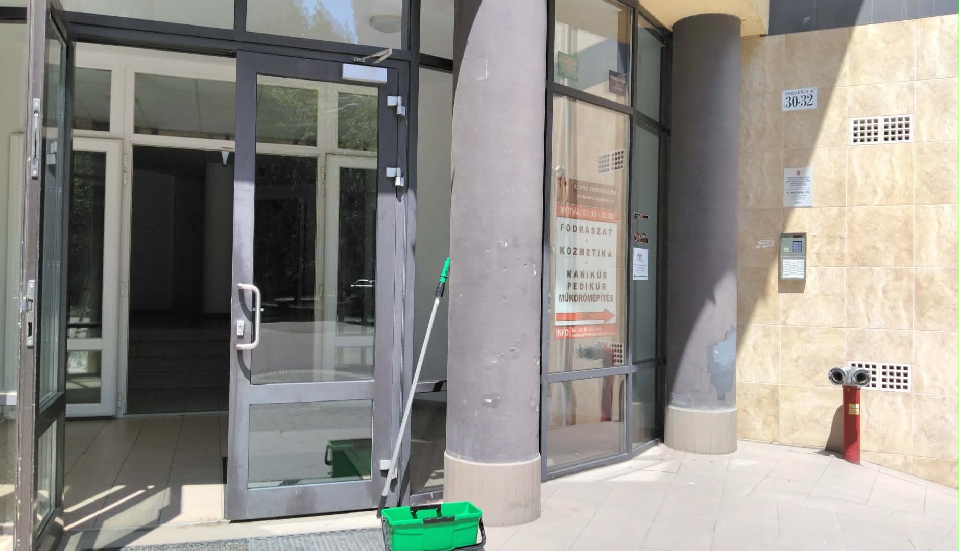 Üvegajtó és ablak tisztítás referencia